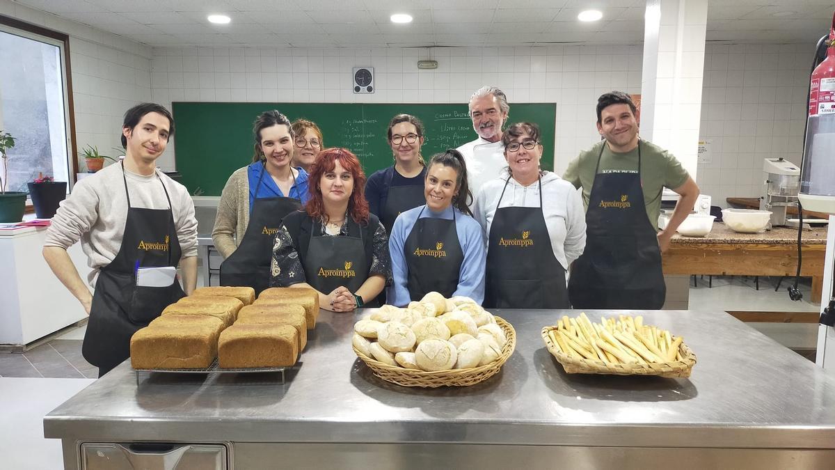 El profesor Jose Pereira con alumnado de la escuela de Aproinppa.