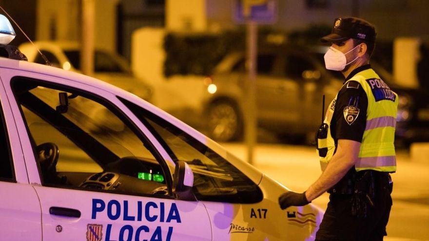 Un agente de la Policía Local de Ibiza.