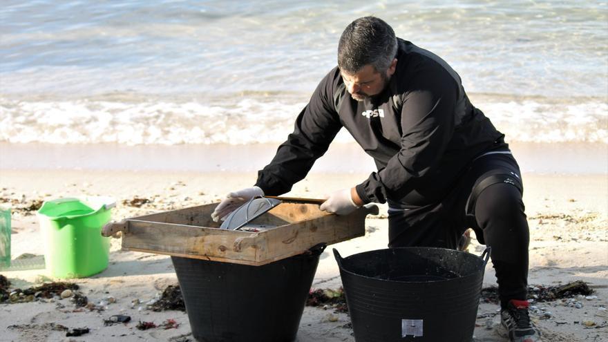 Los voluntarios comienzan a llegar a las playas para limpiar la marea plástica