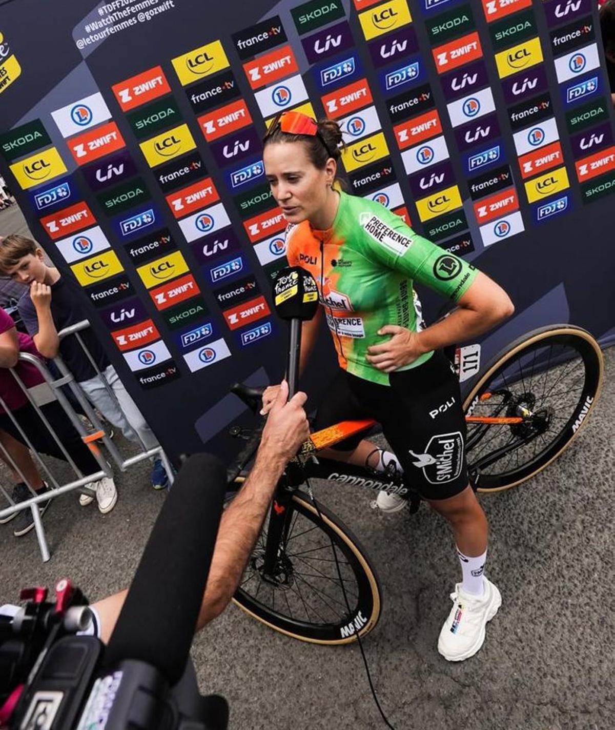 Alicia González atiende a los medios al final de una etapa del Tour. | A. G.