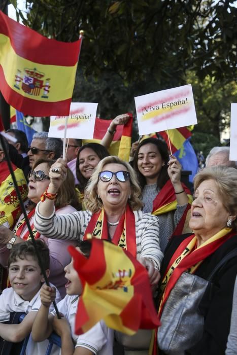 Vítores y abucheos frente al Teatro Campoamor