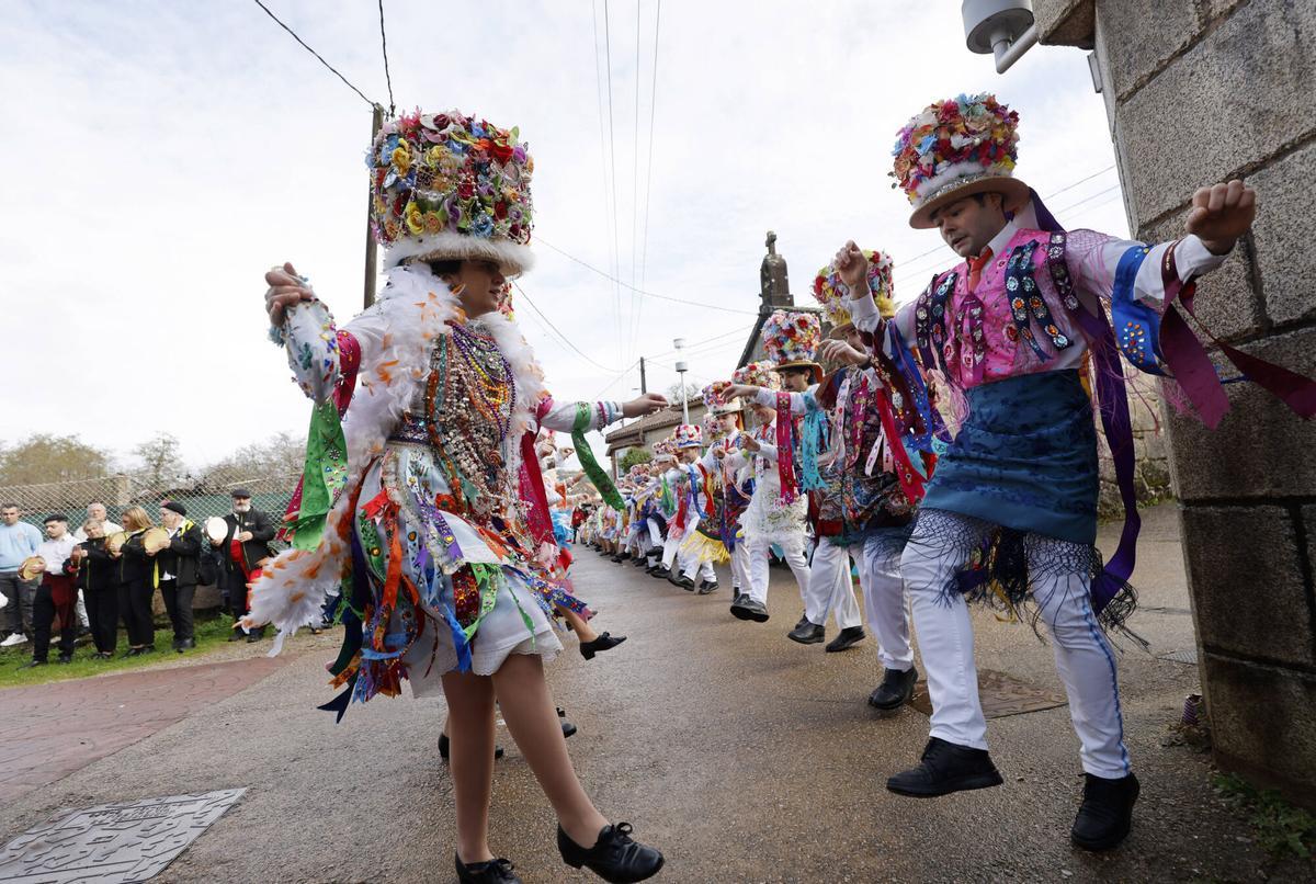 Madamas e Galáns salieron a la calle para promocionar el Entroido de Vilaboa