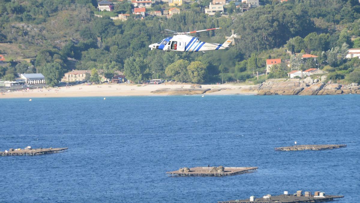 El helicóptero Pesca I en un servicio sobre la ría de Aldán.