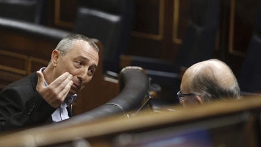 Joan Baldoví dialoga con el ministro Cristóbal Montoro en el Congreso de los Diputados.