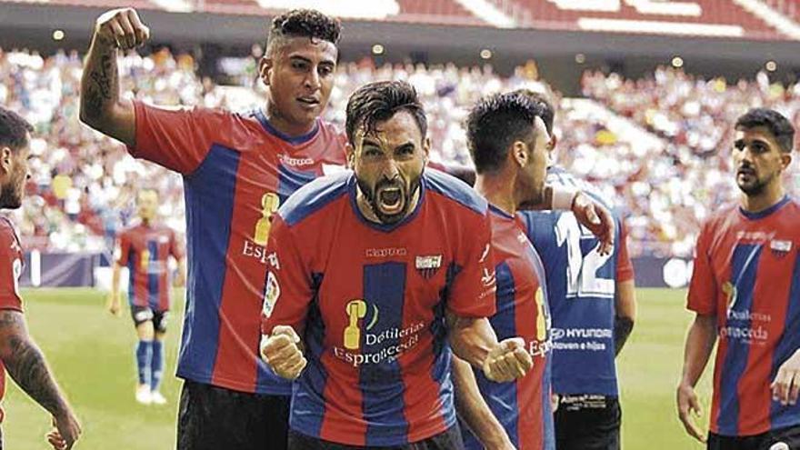 Enric Gallego celebra un gol al Rayo Majadahonda en el Wanda Metropolitano.