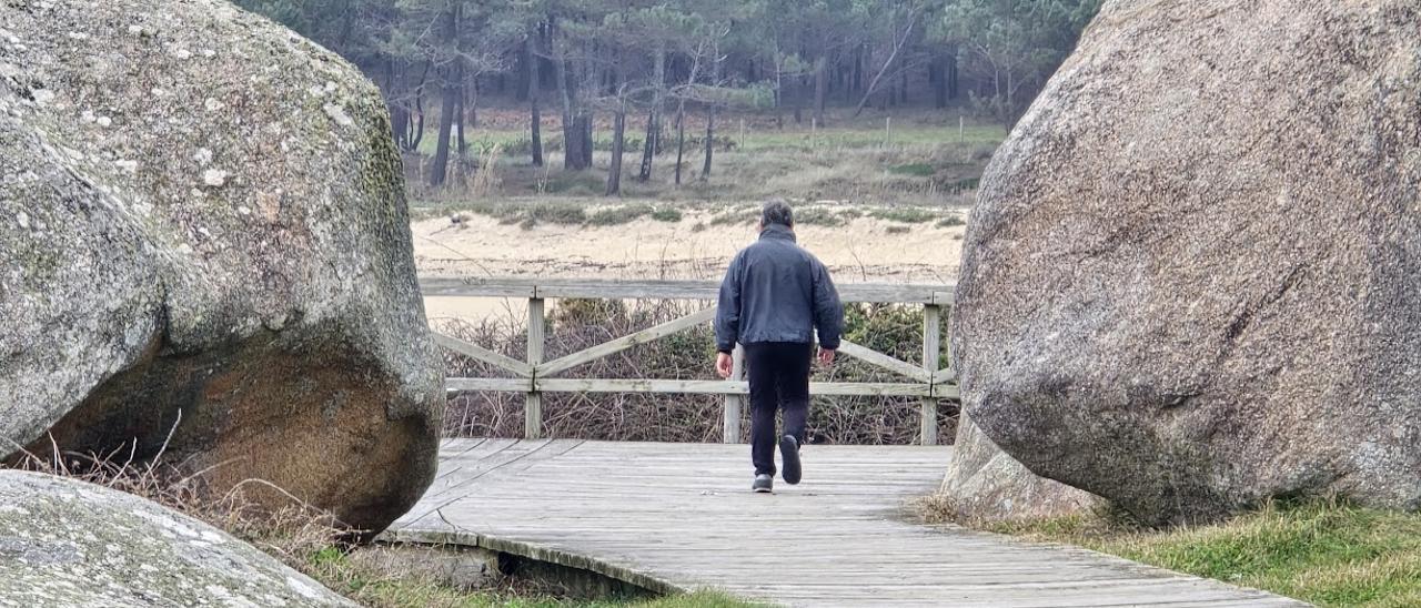El sendero de madera que avanza desde Pedras Negras hacia Con Negro.