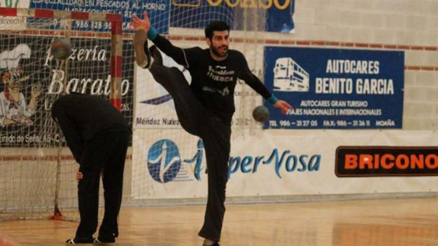 Rodrigo Corrales durante el entrenamiento del Huesca cuando jugó ante el Frigoríficos. // Santos Álvarez