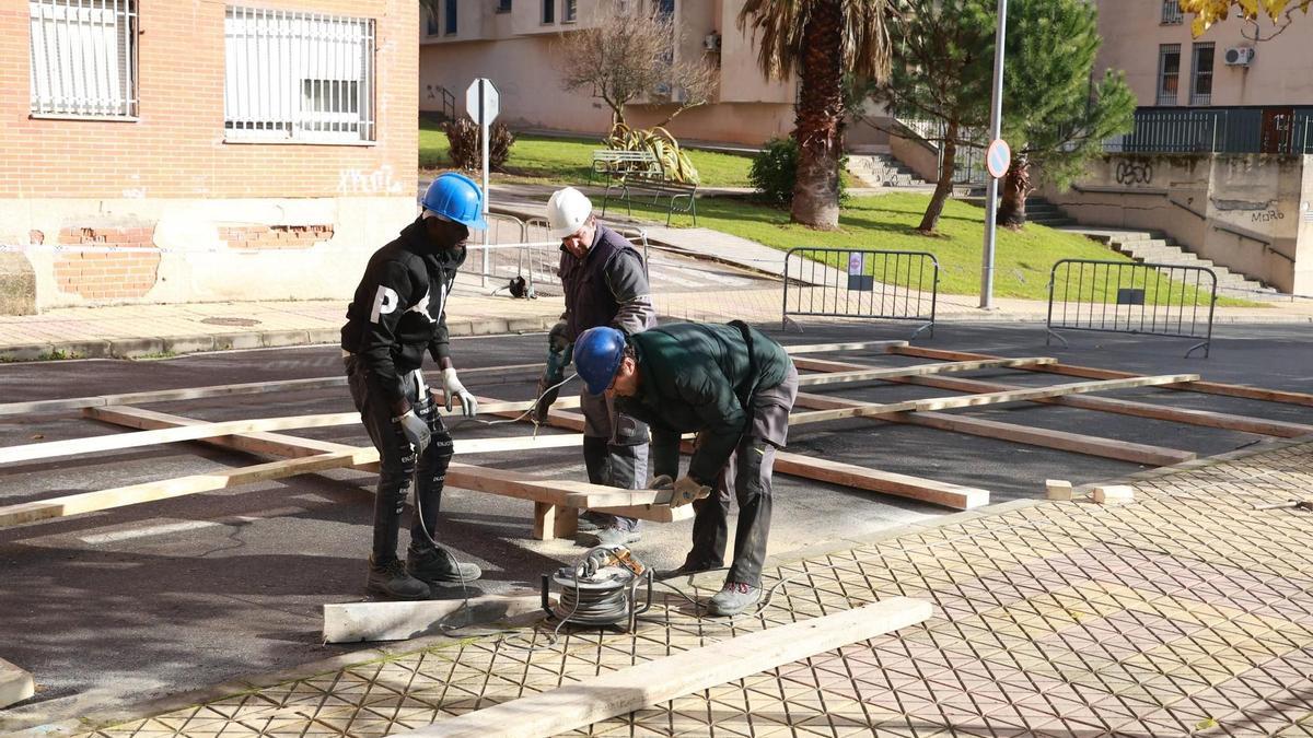 Una estructura de tablones de seis metros de altura sostendrá la fachada en riesgo de colapso de Aldea Moret en Cáceres