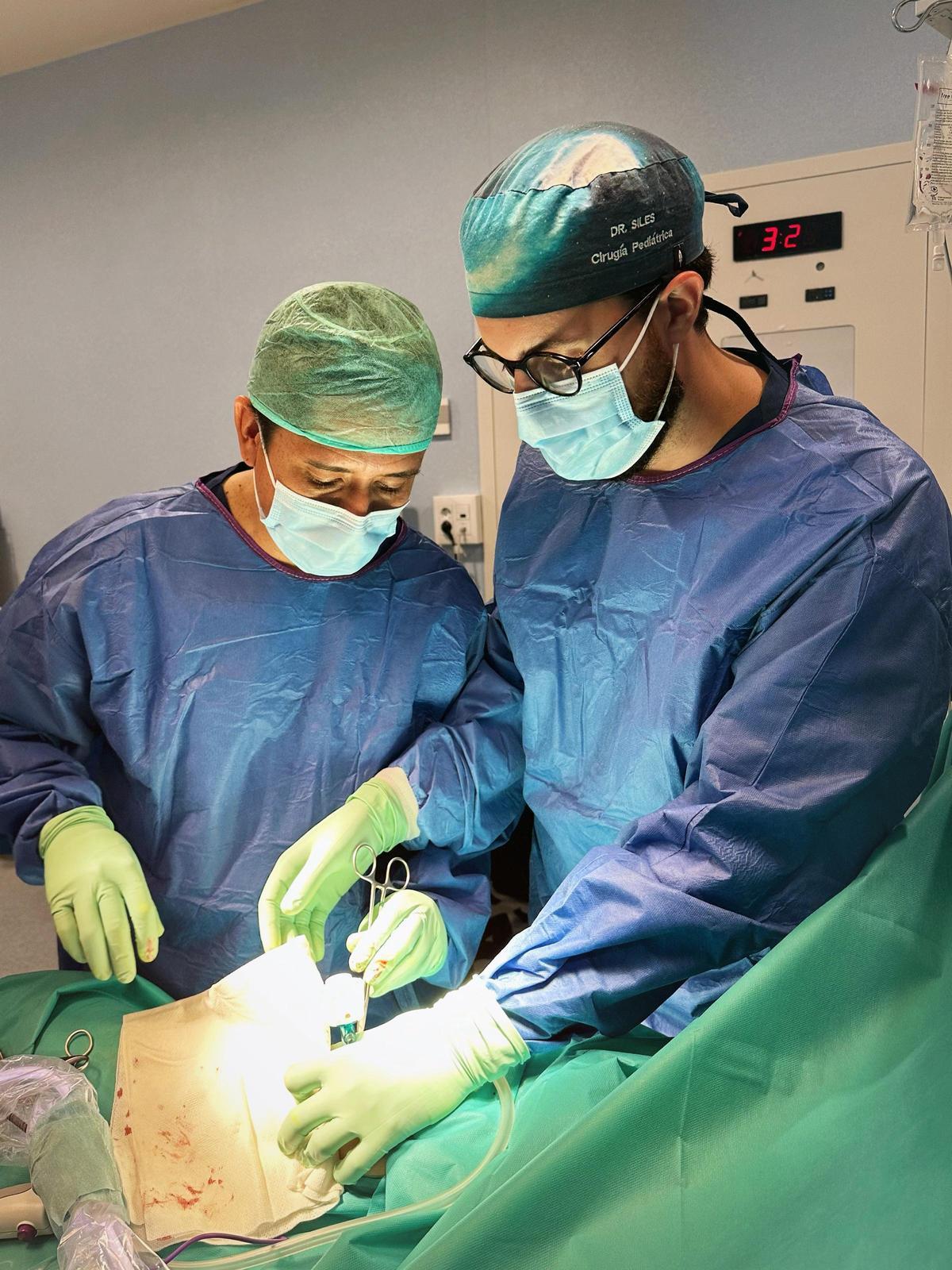 Los cirujanos, durante la lobectomia pulmonar pediatrica practicada a la paciente de dos años.
