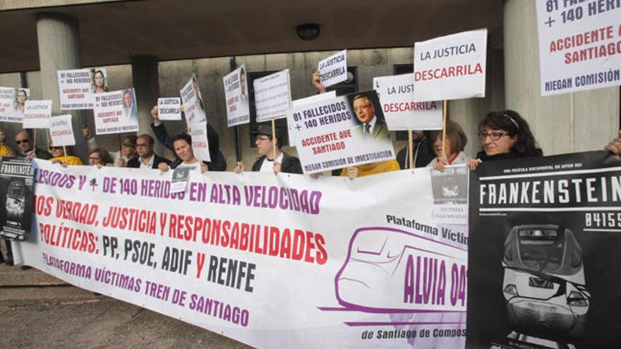 Manifestación de las víctimas en los juzgados de Santiago. // Xoán Álvarez