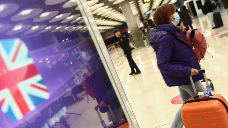 Una imagen de varios viajeros en un aeropuerto.