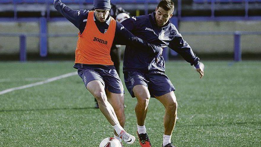 Fran Sol, con Héctor Simón, en un entrenamiento del Oviedo.