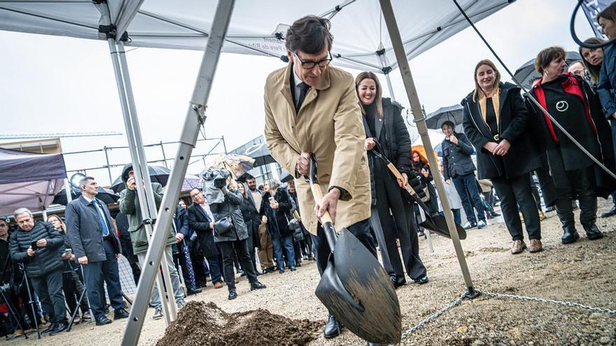 El president de la Generalitat, Salvador Illa, poniendo la primera piedra de una promoción de viviendas