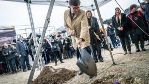 El president de la Generalitat, Salvador Illa, poniendo la primera piedra de una promoción de viviendas