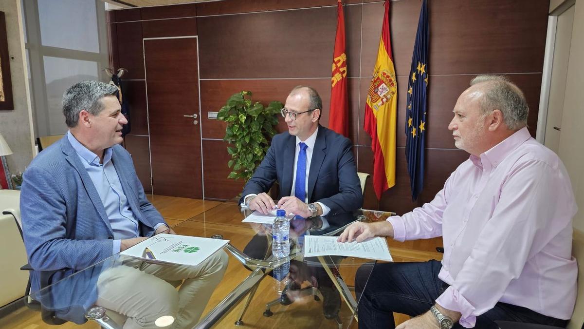 El consejero Víctor Marín se reunió con Federico Faus y Francisco Delgado, de FSIE.