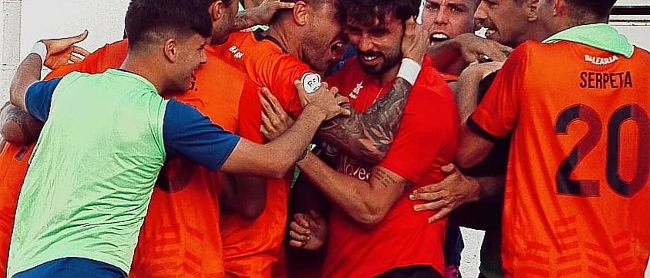 El Atzeneta celebrando el único gol del partido.