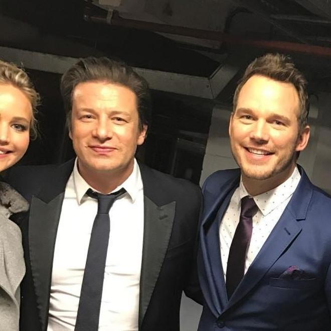 Chris Pratt junto al chef Jamie Oliver y Jennifer Lawrence