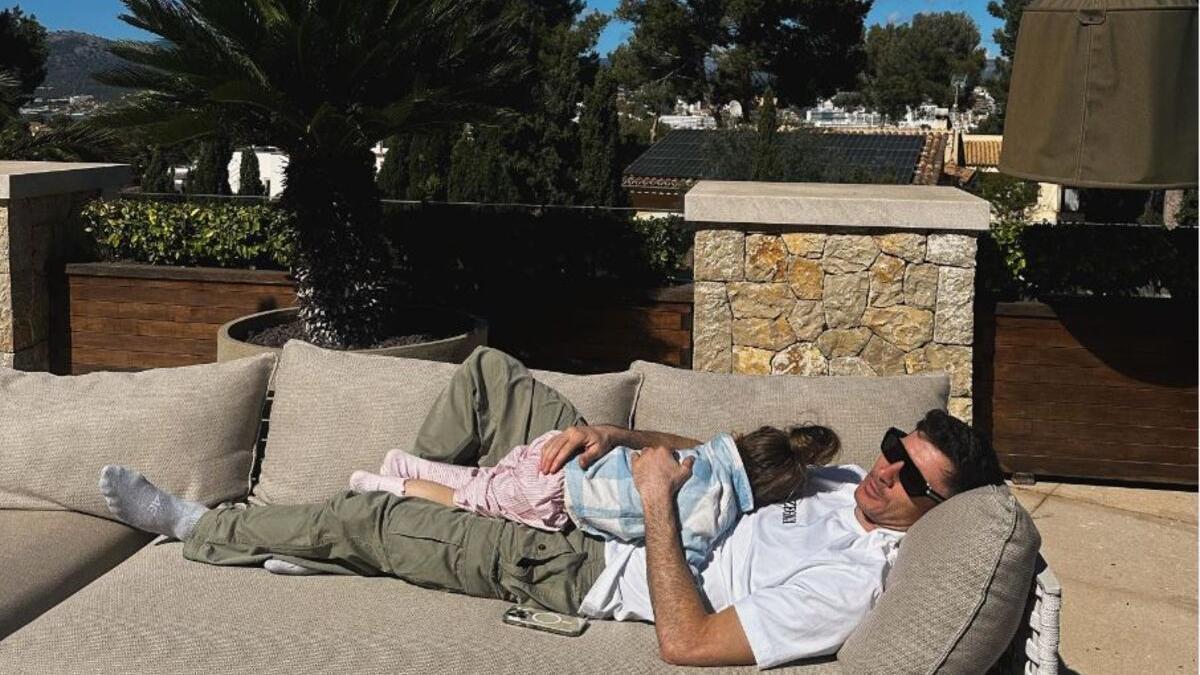 Robert Lewandowski tomando el sol en su casa con su hija Laura.