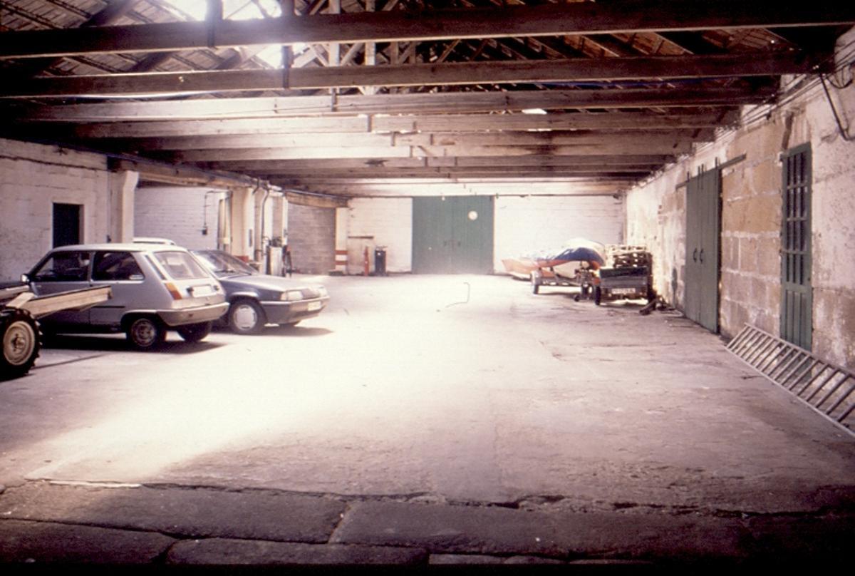 Una imagen del año 1994 del interior de una de las naves que hoy se utiliza como almacén.