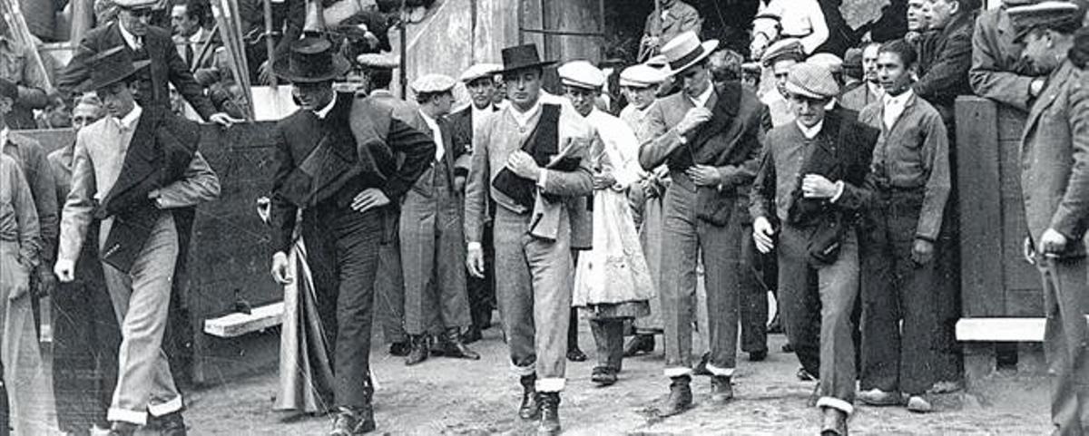 1945 8 Manolete (primer per l’esquerra), a la plaça barcelonina.