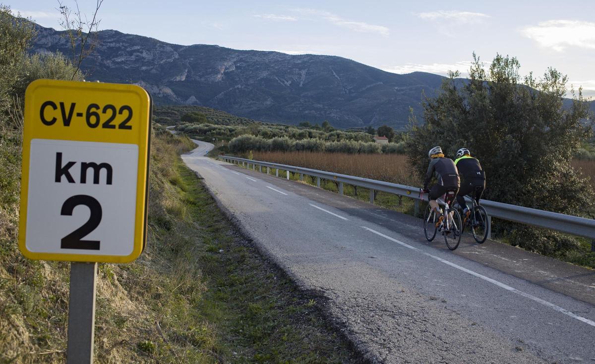 Dos ciclistas circulan por la CV-622 en un tramo que se adecuará, en una imagen de archivo.