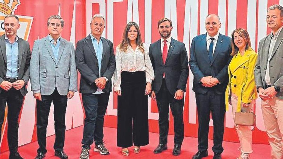 Pérez el pasado domingo con el presidente y vicepresidente del Real Murcia y ediles populares.