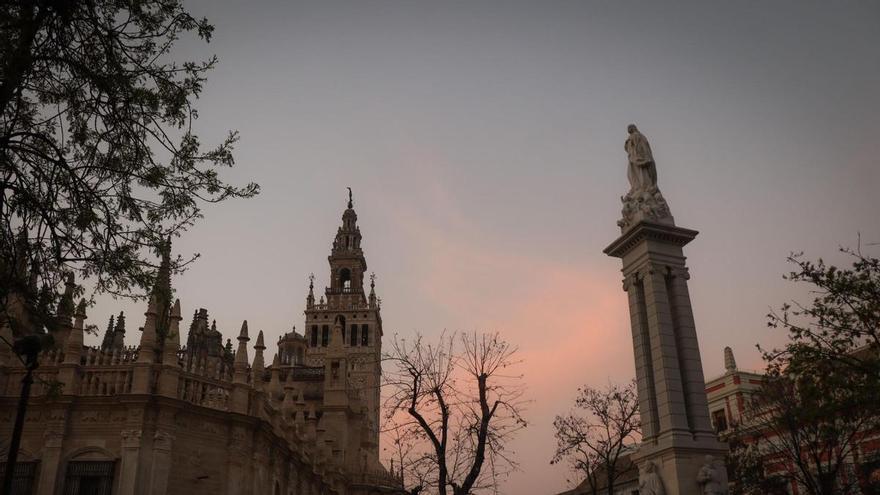 Los andamios llegan a la Plaza del Triunfo de Sevilla: el monumento de la Inmaculada Concepción será restaurado