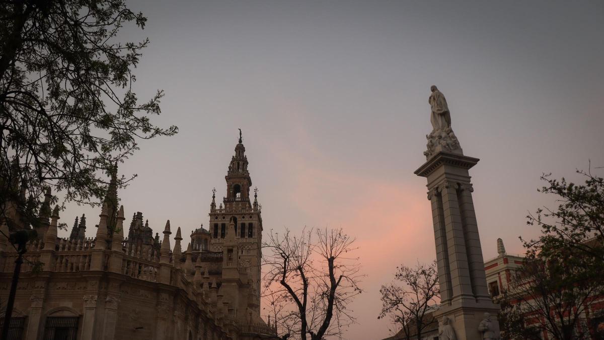 Monumento a la Inmaculada Concepción en la Plaza del Triunfo de Sevilla.