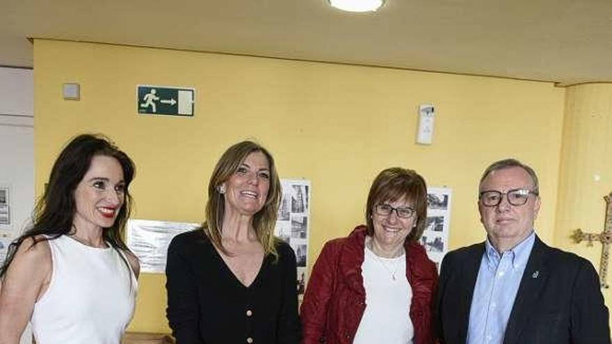 Desde la izquierda, Fátima Iglesias, Graciela Blanco, Pilar Varela y Francisco del Busto, ayer, en la residencia Santa Teresa de Oviedo.