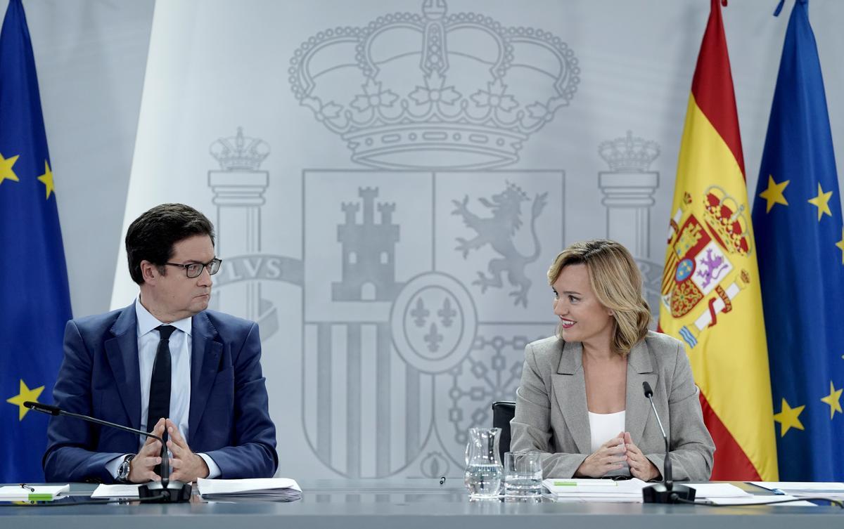 La portavoz del Gobierno, Pilar Alegría, y el ministro de Transformación Digital, Óscar López, este martes en rueda de prensa tras el Consejo de Ministros.