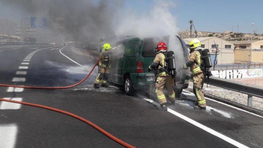 Una furgoneta cargada con palés provoca un incendio que obliga a cortar la A-7