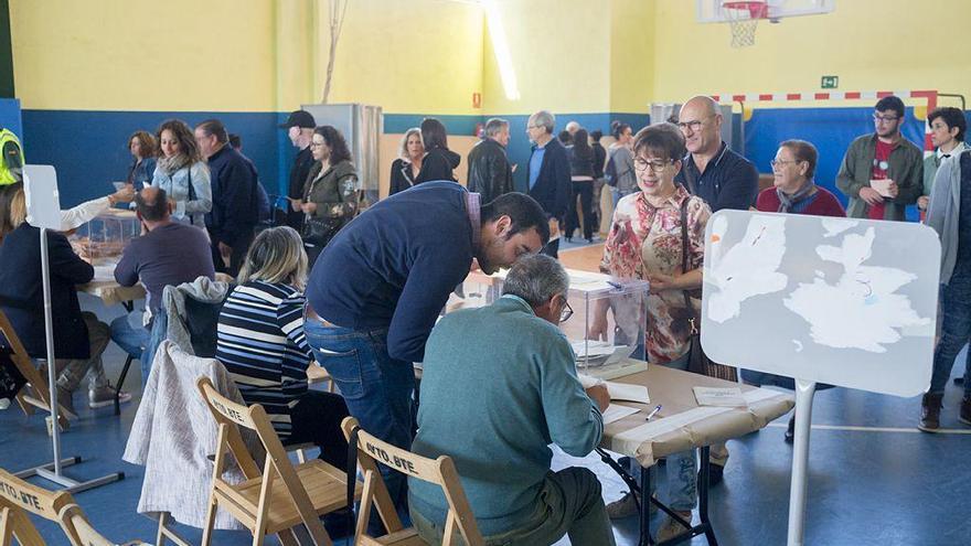 Varios ciudadanos votan en las elecciones generales en Benavente.