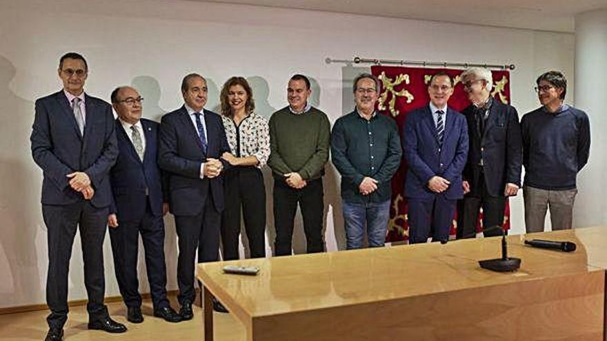 Sobre estas líneas, representantes institucionales y de la Asociación para el Desarrollo Zamora10 en la presentación del concurso de ideas en la sede del Consejo Consultivo.