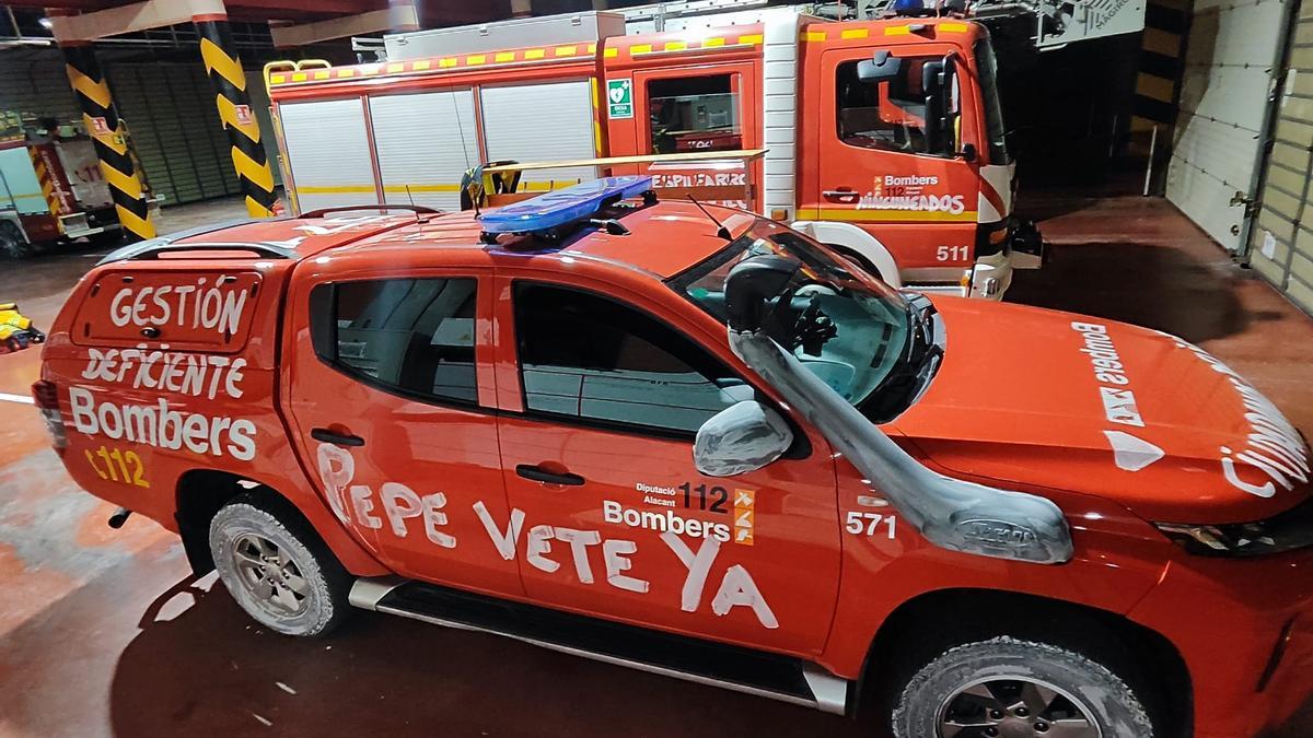 Dos vehículos del parque de Bomberos de Elche con pintadas