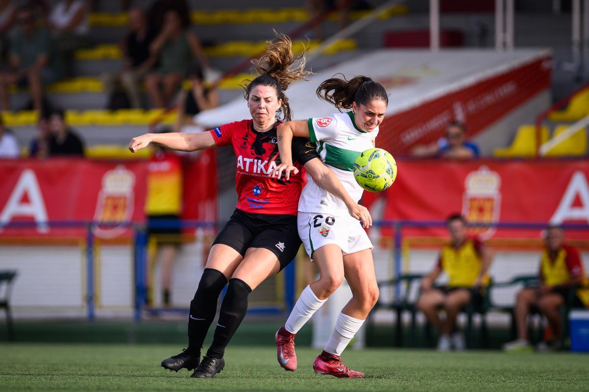 Pugna de balón entre futbolistas de Elche y Ontinyent