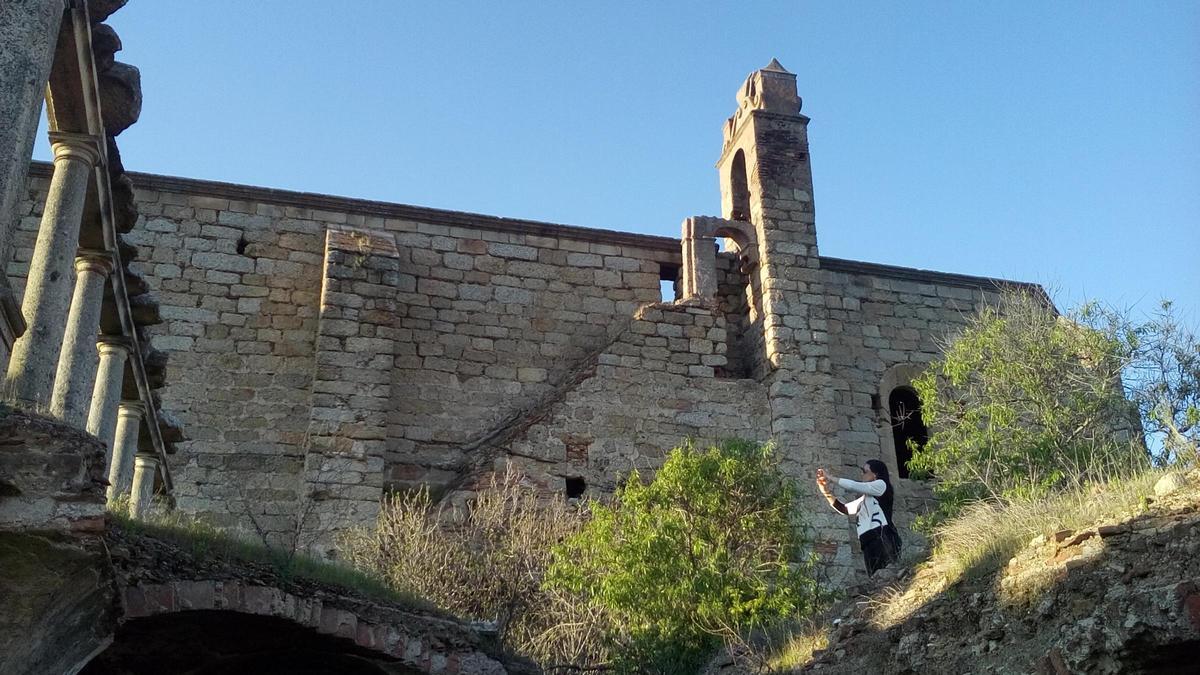 Una mujer realiza fotos dentro del convento de San Antonio de Padua, antes de que fuera vallado.