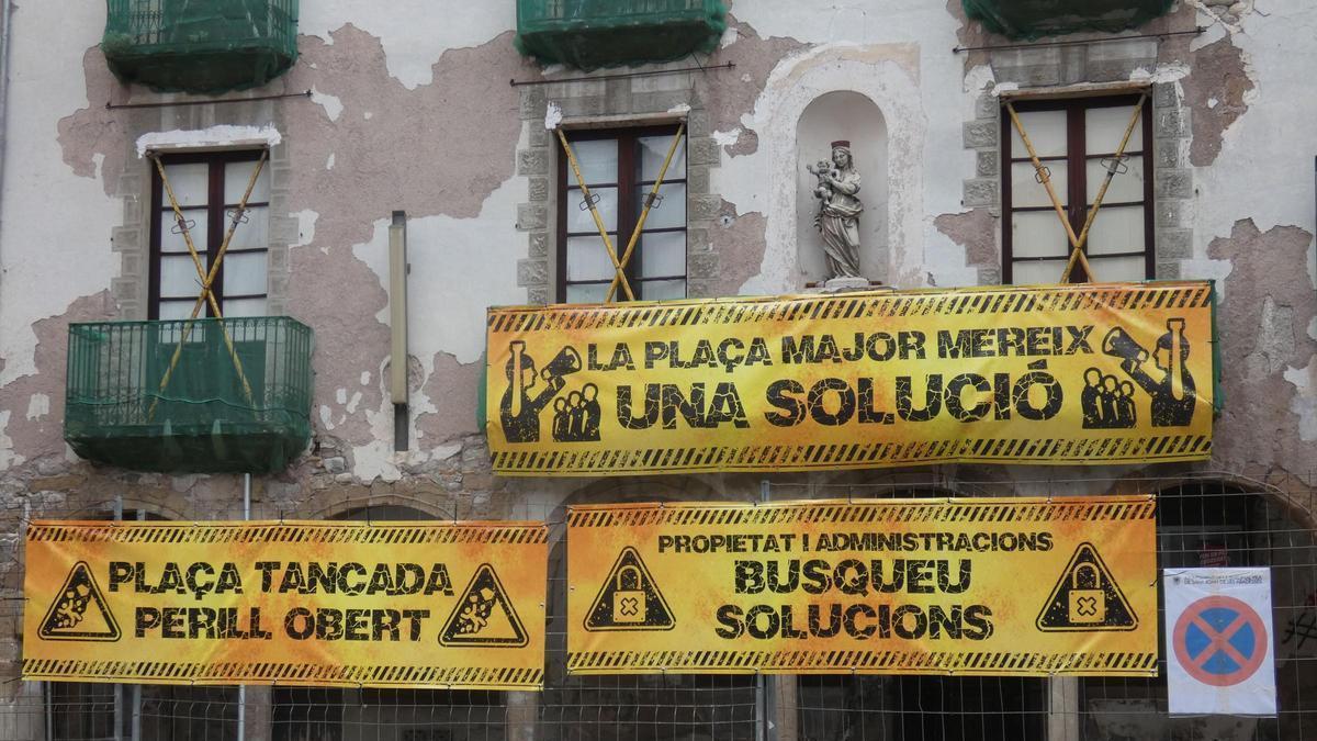 La Plaça Major de Sant Joan de les Abadesses parcialment tancada per l’estat ruïnós de l’edifici de Can Blanxart.