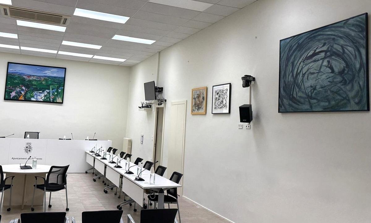 Detall del Saló de Plens de Figueres amb la renovada decoració artística