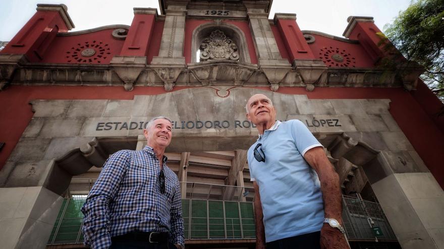 David Amaral y José Juan Gutiérrez, ayer frente a la puerta de Herradura del Heliodoro Rodríguez López. | | MARÍA PISACA