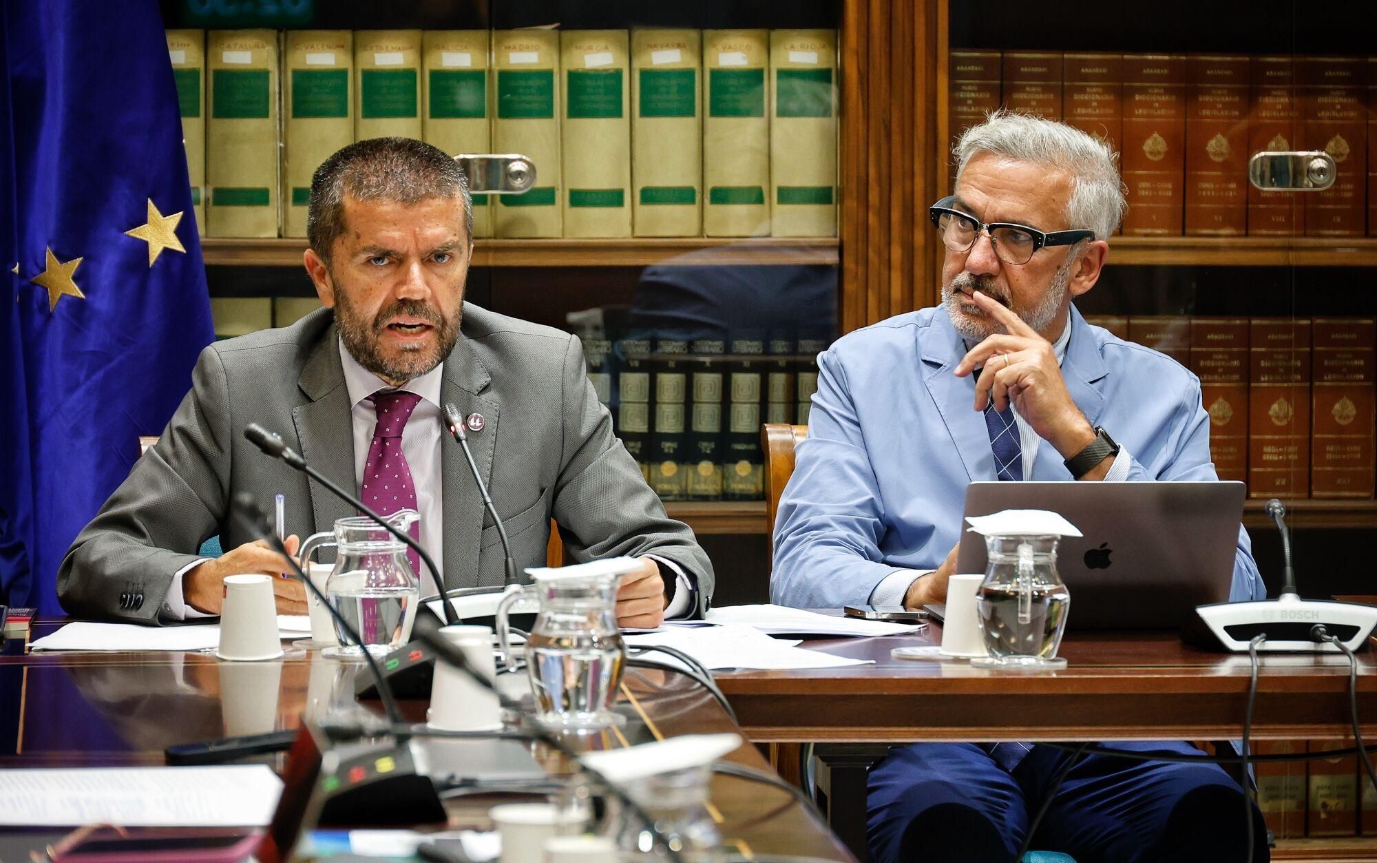 Los rectores canarios comparecen en el Parlamento regional para valorar la ley de ciencia.