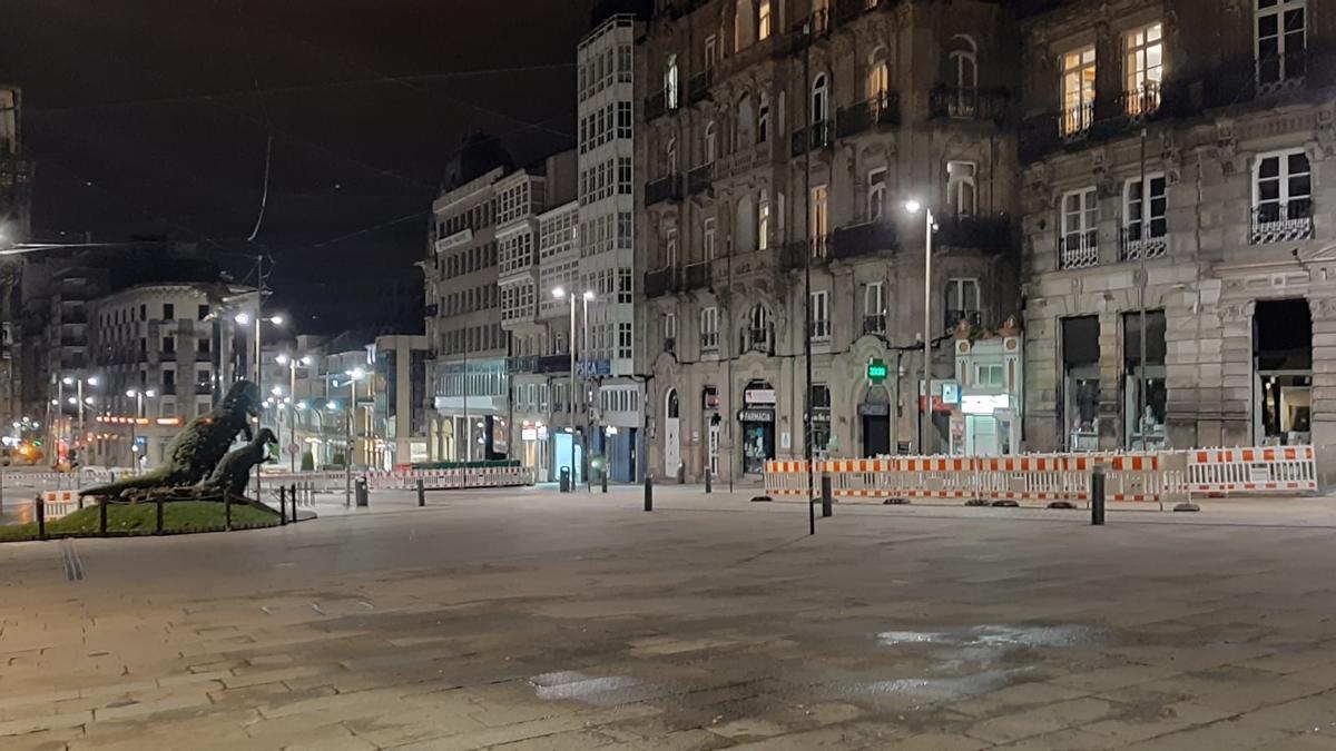 Vista de las calles de Vigo vacías durante el toque de queda