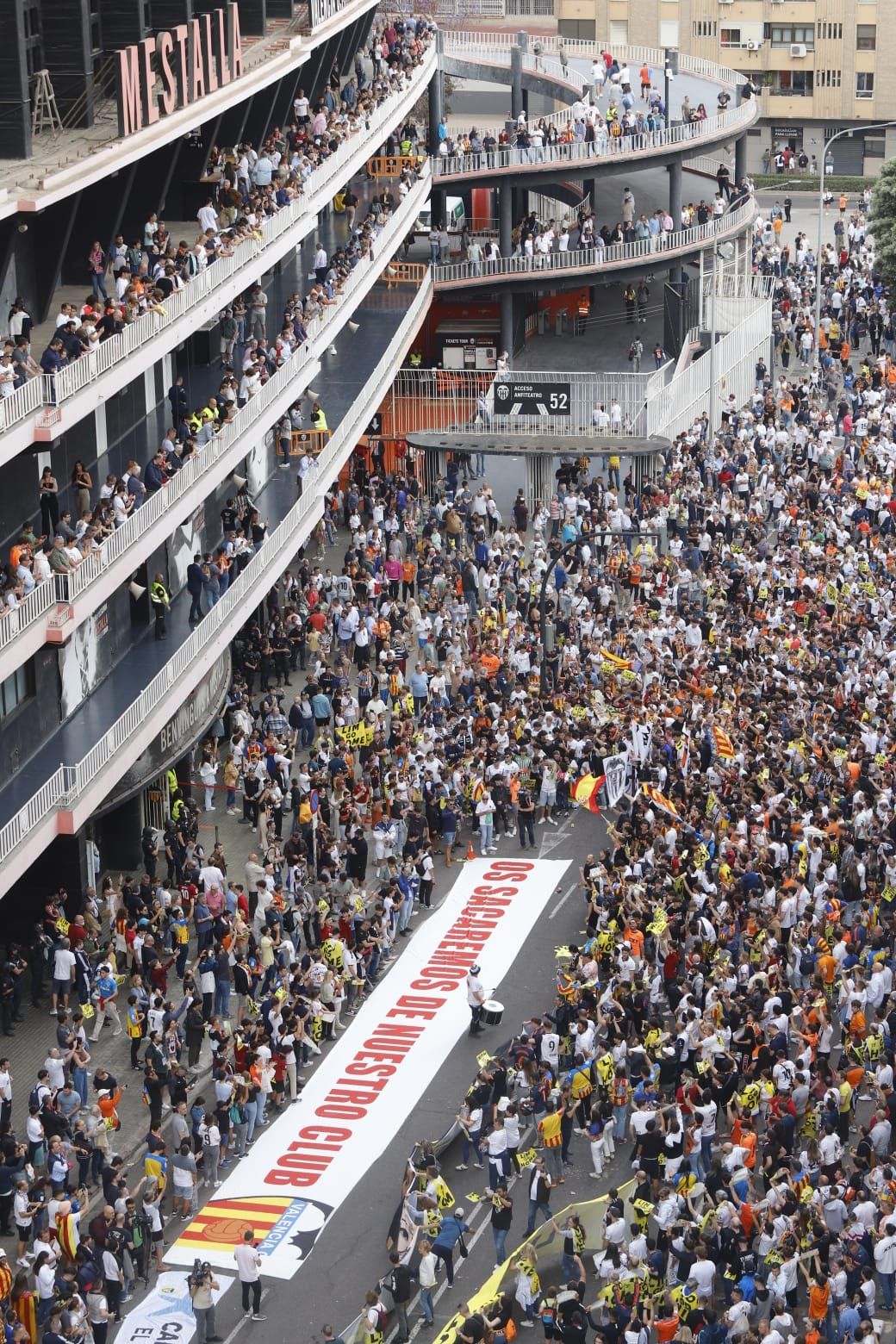 La afición del Valencia CF protesta ante Mestalla contra Peter Lim