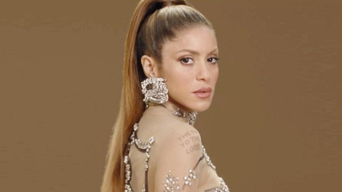 Shakira con total look de Burberry, vestido transparente