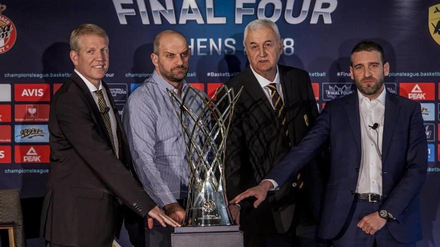 El entrenador Ibon Navarro (derecha), del UCAM, ayer durante la previa de la Final Four.