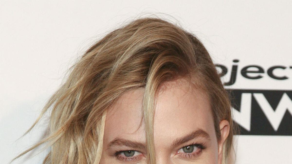 Primer plano del maquillaje y peinado de Karlie Kloss con un vestido de Brandon Maxwell en Nueva York