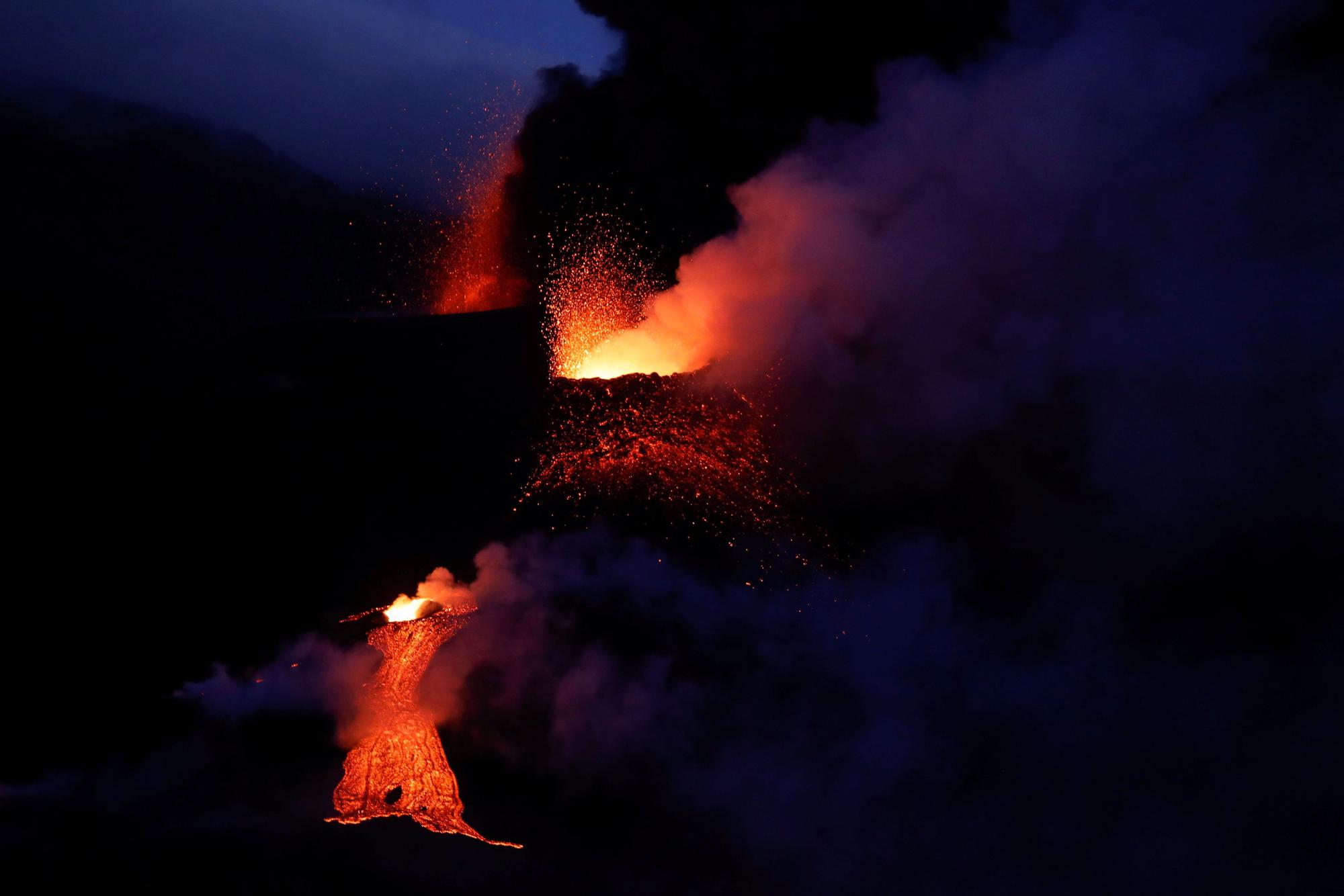 El volcán de Cumbre Vieja en La Palma continúa expulsando lava y cenizas.