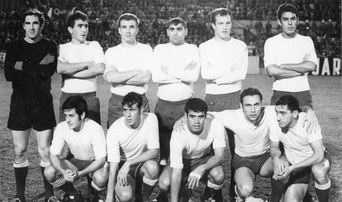 Formación de la UD Las Palmas ante el Sabadell en la temporada 1968-69. De pie: Oregui, Aparicio, Tonono, Martín Marrero, Castellano y Guedes. De rodillas: León, Niz, Justo Gilberto, Germán y Gilberto.