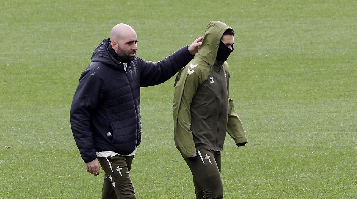 El entrenador del Celta, Claudio Giráldez, junto a sus jugadores, ayer al inicio del entrenamiento en Afouteza