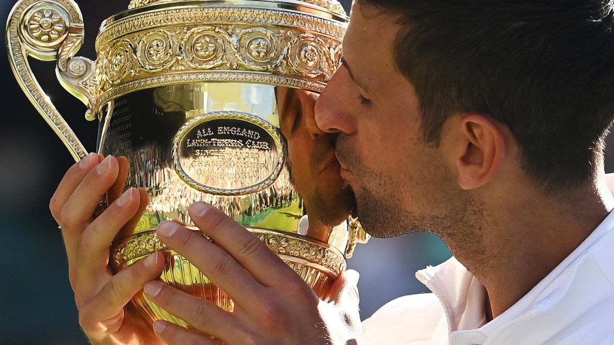 Djokovic besa el trofeo de Wimbledon.