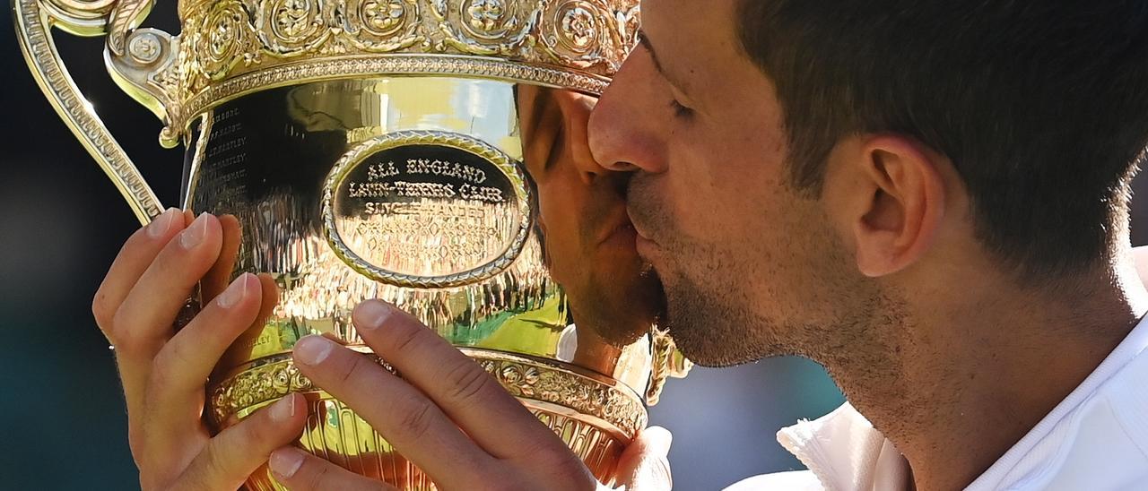 Djokovic besa el trofeo de Wimbledon.